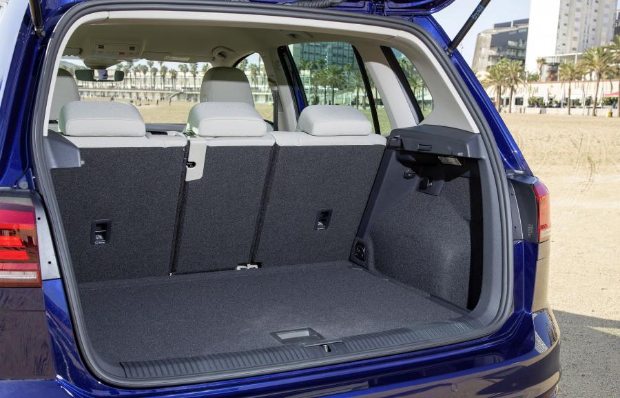 Багажник Volkswagen Golf Sportsvan TSI 2017 года  (WW) (фото 31 из 40)